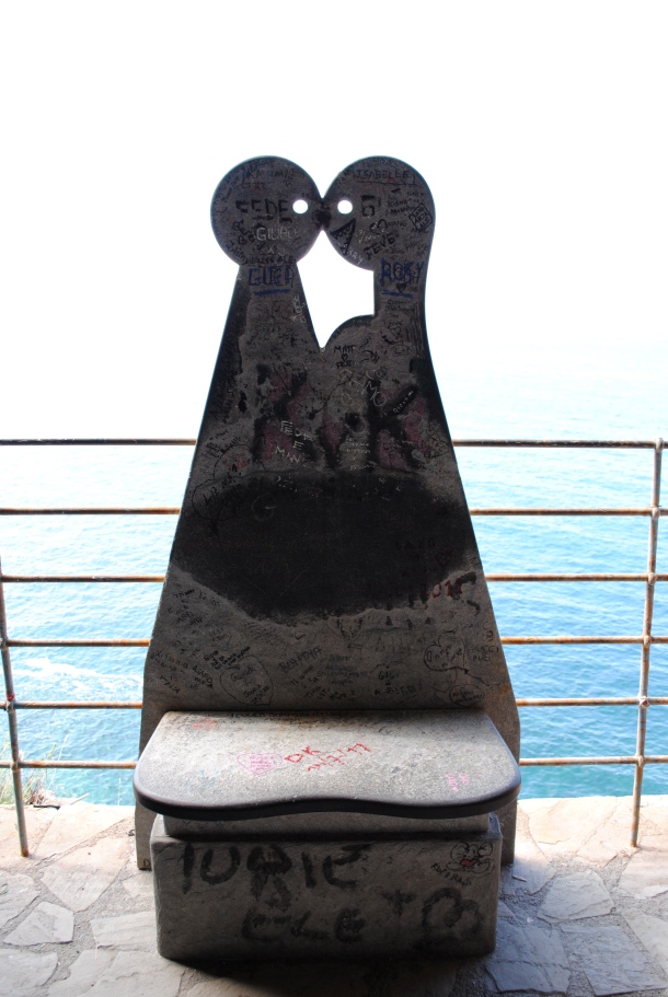 A statue for lovers on the Via dell' Amore